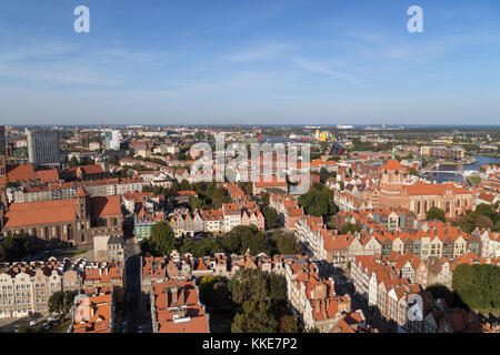 Alte Wohnhäuser und St John's Kirche in der Stadt (Altstadt) in Danzig, Polen, gesehen von oben an einem sonnigen Tag. Stockfoto