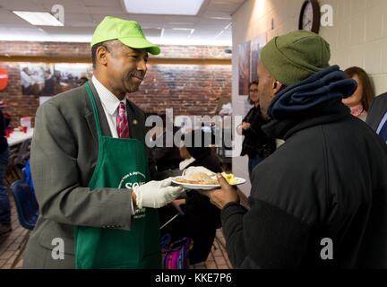 Ben Carson, US-Minister für Wohnungsbau und Stadtentwicklung, verteilt Mahlzeiten an Obdachlose im so Others May Eat (SOME) Tierheim am 20. November 2017 in Washington, DC (Foto: Mitch Miller via Planetpix) Stockfoto