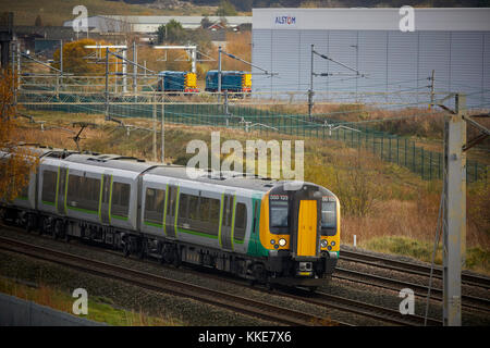 British Rail Class 350 Desiro Elektrischer Triebzug gebaut von Siemens London Midland Liverpool nach Birmingham commuter service bei Runcorn Stockfoto