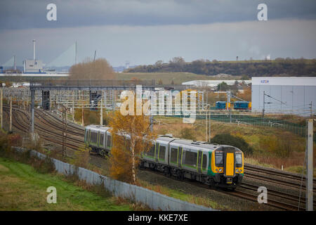 British Rail Class 350 Desiro Elektrischer Triebzug gebaut von Siemens London Midland Liverpool nach Birmingham Service bei Runcorn Alstom Widnes site Stockfoto