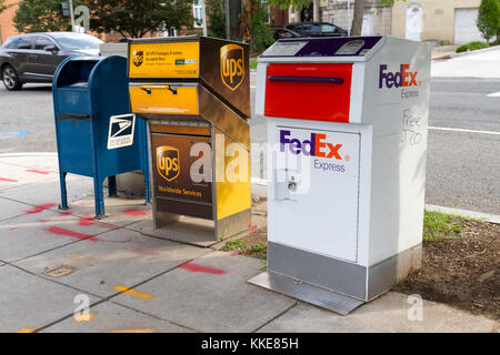 Am Straßenrand mail Sammelboxen für (L-R) US Postal Service, UPS und FedEx an einer Straßenecke in Washington DC, USA. Stockfoto