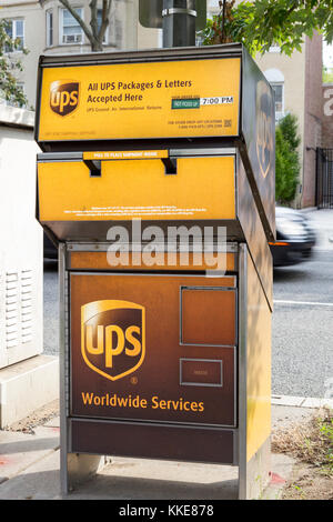 Eine USV am Straßenrand mail Sammelbox auf einer Straße Ecke in der Embassy Row, Washington DC, USA. Stockfoto