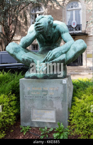 Skulptur des Hl. Hieronymus, der Priester von kroatischen Bildhauers Ivan Meštrović in der Embassy Row, Washington DC, USA. Stockfoto