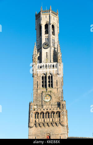 Der Glockenturm, aka Belfort von Brügge, mittelalterliche Glockenturm im historischen Zentrum von Brügge, Belgien. Stockfoto