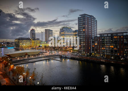 Nacht, abends an MediacityUK Salford Quays Becken regeneration Bereich jetzt die Heimat der BBC in Gtr Manchester Stockfoto