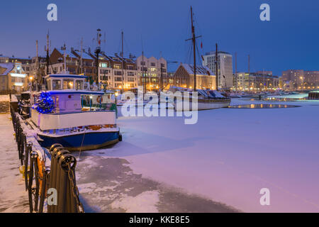 Winterlandschaft von mottlau und Marina in Danzig bei Nacht, Polen, Europa. Stockfoto