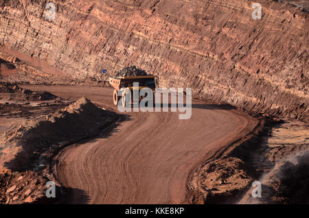 Geladen Tipp - Lkw bis in die offene Grube Wand Stockfoto