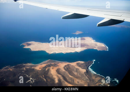 LANZAROTE, SPANIEN 11. Nov. 2017: Air Norwegian fliegt über La Graciosa auf dem Weg nach London, Gatwick Airport. Stockfoto