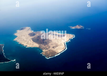 LANZAROTE, Spanien - 11 May 2017: eine Luftaufnahme der Insel La Graciosa mit einer kleinen Insel bewohnen namens Montana Clara. Stockfoto