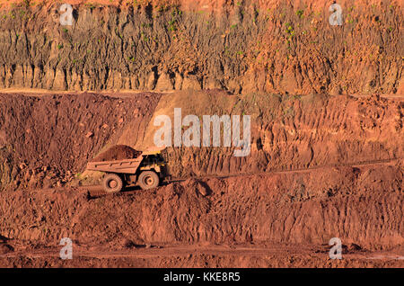 Lastwagen in einer offenen Grube - Gewerbliche Anzeigen Stockfoto