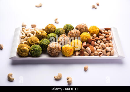 Termine Haferflocken Bälle/keinen Koch Energie beißt/Safran, Pistazie, Gummi, Cashew und andere trockene Frucht laddu einschließlich Dink oder dinkache ladoo oder genießbaren Gummi Stockfoto