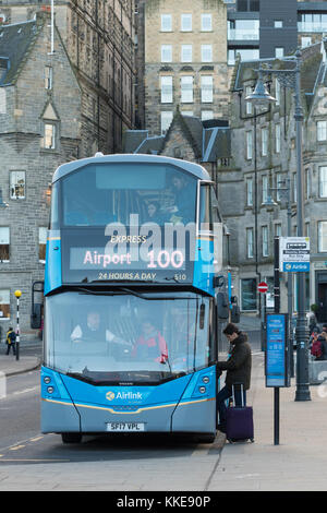 Airlink Edinburgh Airport 100 Bushaltestelle auf der Waverley Bridge, Edinburgh, Schottland, Großbritannien Stockfoto