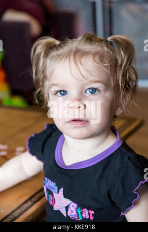 Lily bei dem coffetable Stockfoto