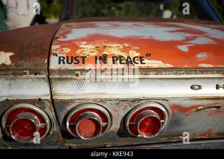 Alte rosten Vintage Chevrolet mit Spaß text stenciled auf der Kofferraumhaube - Rust in Peace - in der Nähe zu sehen. Stockfoto