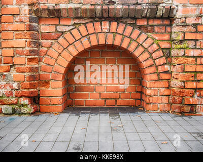 Arch im Mauerwerk einer mittelalterlichen Burg in Litauen Stockfoto