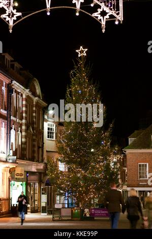 Weihnachtsschmuck auf der High Street, 2017 in Winchester, Hampshire uk Stockfoto