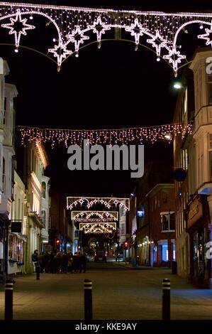 Weihnachtsschmuck auf der High Street, 2017 in Winchester, Hampshire uk Stockfoto