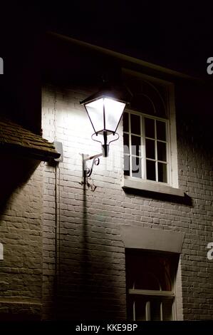 Alte Straßenlaterne auf ein Haus in Winchester, Hampshire uk Stockfoto