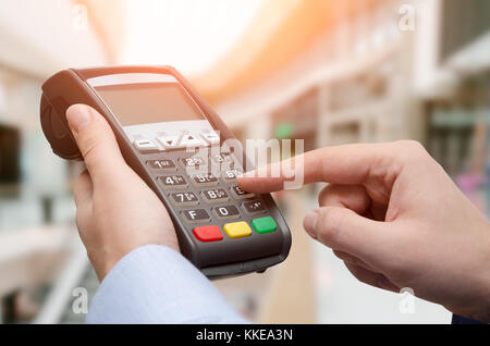 Hand mit Kreditkartenzahlung Maschine. karte Maschinen-terminal Zahlung Kreditkarte shop reader Pay-Konzept Stockfoto