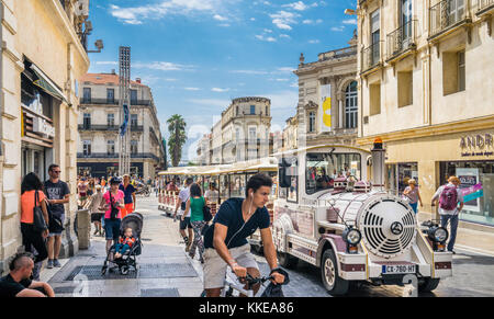 Frankreich, Hérault, Montpellier, Le Petit Train geladen mit Touristen dreht sich in die Rue de la Loge von der Place de la Comédie Stockfoto