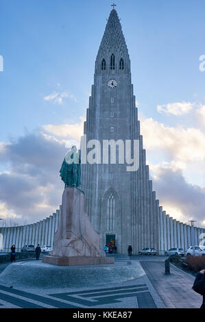 Reykjavik, Island - 22. Januar 2016: Kirche Hallgrimskirkja während der Monate verwelken, eine beliebte Isländische Touristen Attraktion. Stockfoto