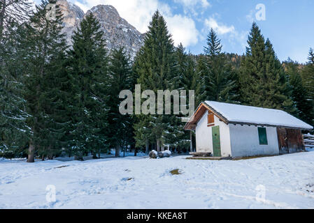 Kleines Haus in den Bergen mit Schnee während der sonnigen Tag abgedeckt Stockfoto