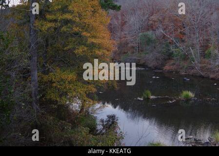 Haw River im Herbst mit Bäumen im Fluss spiegeln Stockfoto