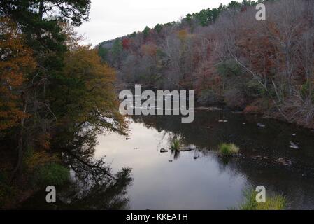 Haw River im Herbst mit Bäumen im Fluss spiegeln Stockfoto