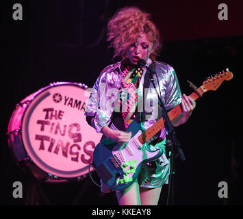 FORT LAUDERDALE, FL - APRIL 16: Katie White of the Ting Tings tritt bei Revolution am 16. April 2015 in Fort Lauderdale, Florida auf Stockfoto