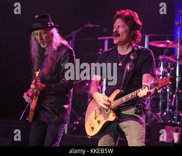 Pompano Beach fl - 24. Februar: Patrick Simmons, Tom Johnston der Doobie Brothers im Pompano Beach Amphitheater führt, die am 25. Februar 2015 in Pompano Beach, Florida Personen: Patrick Simmons, Tom Johnston Stockfoto