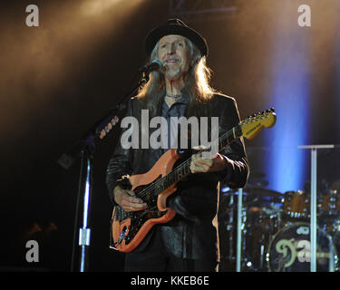 POMPANO BEACH FL - 24. FEBRUAR: Patrick Simmons von den Doobie Brothers tritt am 25. Februar 2015 im Pompano Beach Amphitheater in Pompano Beach, Florida auf Stockfoto