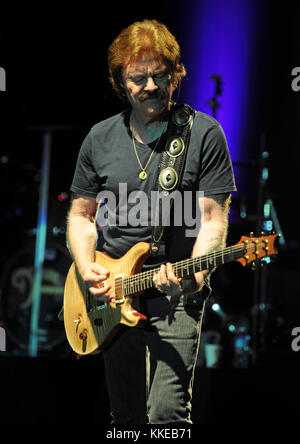 POMPANO BEACH FL - 24. FEBRUAR: Tom Johnston von den Doobie Brothers tritt am 25. Februar 2015 im Pompano Beach Amphitheater in Pompano Beach, Florida auf Stockfoto