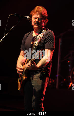 POMPANO BEACH FL - 24. FEBRUAR: Tom Johnston von den Doobie Brothers tritt am 25. Februar 2015 im Pompano Beach Amphitheater in Pompano Beach, Florida auf Stockfoto