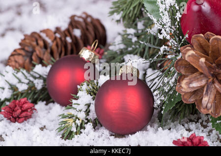 Zwei rote Weihnachtskugeln auf einem schneebedeckten Oberfläche Stockfoto