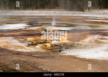 Taschentuch pool und Geysir thermische Funktion in schwarzen Sand Geyser Basin, Yellowstone National Park Stockfoto