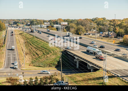 Interstate 85 mit 12:00 Uhr Verkehr durch Montgomery Alabama usa fahren, mit einer langen Abfahrt und eine Oberfläche Straße unter einer Überführung reisen. Stockfoto