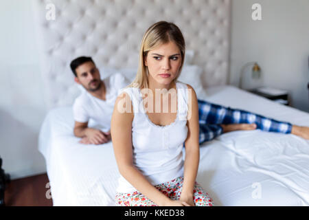 Portrait von unglücklichen jungen Paares im Schlafzimmer Stockfoto