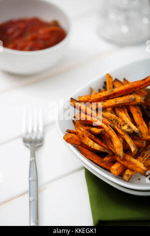 Süßkartoffel gebackene gesalzen mit Paprika Pfeffer mit Hot Tomato Sauce. Stockfoto