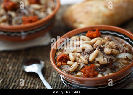 Eintopf aus weißen Bohnen mit würzigen Wurst und Brot. Stockfoto