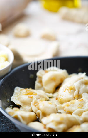 Pierogi gebraten mit Kartoffelbrei. Stockfoto