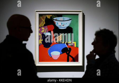 Ein Ölgemälde aus den frühen 1920er Jahren mit dem Titel Blue Fan von Francis Cadell ist in der Vorschau der Scottish Gallery of Modern Art die neueste Ausstellung in Edinburgh namens "A New Era: Scottish Modern Art 1900-1950", die die Arbeit der schottischen Künstler im 20. Jahrhundert zeigt. Stockfoto