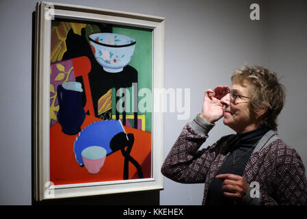 Schauspielerin Selina Cadell steht neben einem Gemälde mit dem Titel Blue Fan von ihrem Großonkel Francis Cadell bei der Vorschau der neuesten Ausstellung der Scottish Gallery of Modern Art in Edinburgh mit dem Titel 'A New Era: Scottish Modern Art 1900-1950', die die Arbeiten schottischer Künstler des 20. Jahrhunderts zeigt. Stockfoto