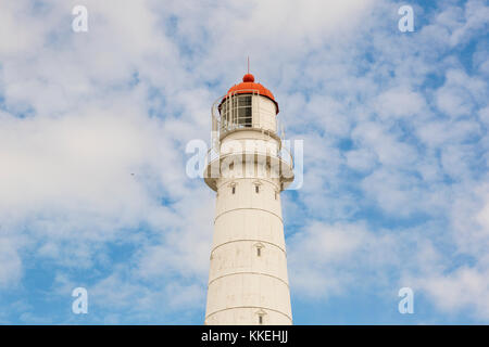 Groß und weiß Tahkuna Leuchtturm auf der Insel Hiiumaa, Estland Stockfoto