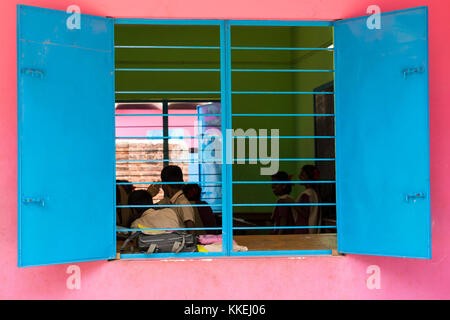 PONDICHERY, PUDUCHERY, Indien - SEPTEMBER 04, 2017. Rosa und Blaue Schule mit Kinder schauen aus dem Fenster Stockfoto