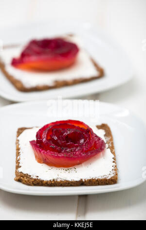 Vorspeise von mariniertem Lachs über ein schwarzes Brot mit Dill gefärbt mit Rote Bete. Stockfoto