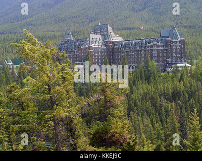Ein Foto aus dem Jahr 2004 des Fairmont Banff Springs Hotel, einem historischen Luxushotel in Banff, Alberta, Kanada, das für seine schottische Baronialarchitektur und seine Lage im Banff National Park bekannt ist. Stockfoto
