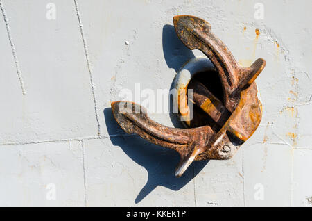 Fokus auf einem ein Rostiger Anker auf den Rumpf eines Schiffes Stockfoto