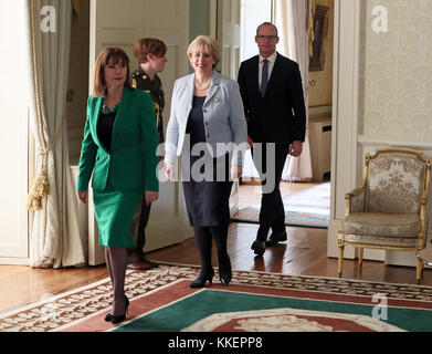 Neu ernannte Stellvertretende Premierministerin Simon Coveney (rechts), Minister für Wirtschaft, Unternehmen und Innovation Heather Humphreys (Mitte) und Minister für Kultur, des Erbes und der gaeltacht Josefa Madigan Ankunft in den Aras in Dublin, nach dem Rücktritt von Frances Fitzgerald über ihren Umgang mit der Polizei whistleblower Skandal. Stockfoto