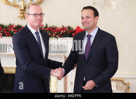 Taoiseach Leo Varadkar (rechts) schüttelt Hände mit der neu ernannte Stellvertretende Premierministerin Simon Coveney bei den Aras in Dublin, nach dem Rücktritt von Frances Fitzgerald über ihren Umgang mit der Polizei whistleblower Skandal. Stockfoto