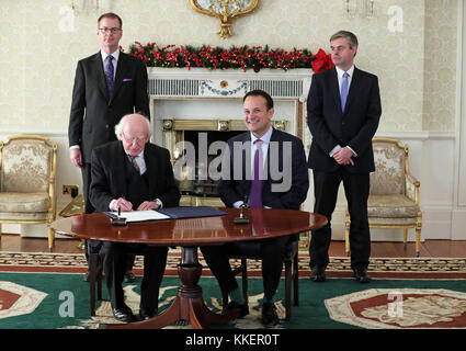 Taoiseach Leo Varadkar (rechts) und der irische Präsident Michael D Higgins an den Aras in Dublin, nach dem Rücktritt von Frances Fitzgerald über ihren Umgang mit der Polizei whistleblower Skandal. Stockfoto